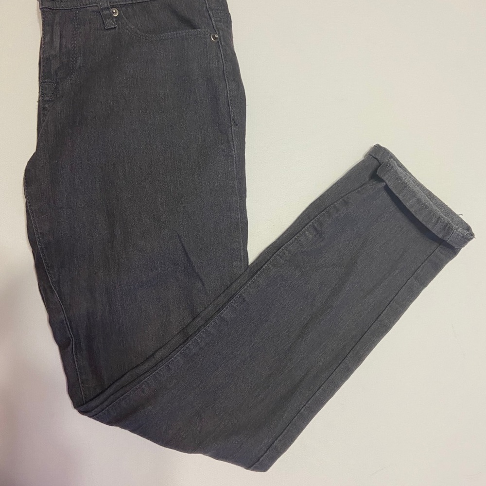 Forever 21 grey jeans size 26. 35 inch length.